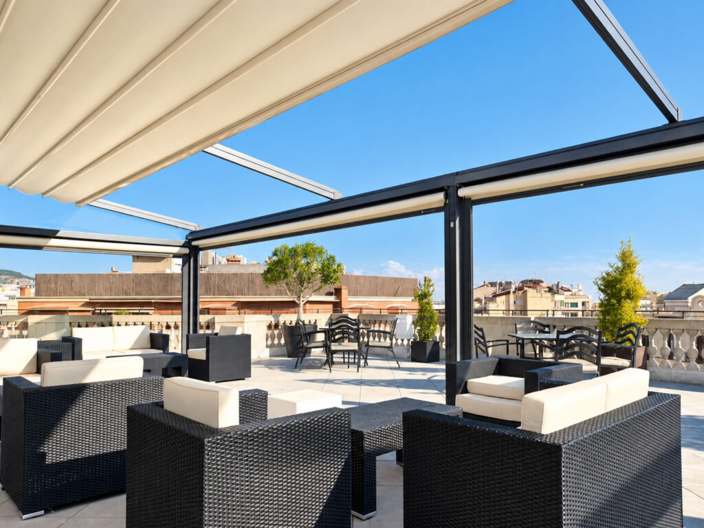 Mørk Ocean-pergola med delvist åbent tag over en stor terrasse i dagslys.