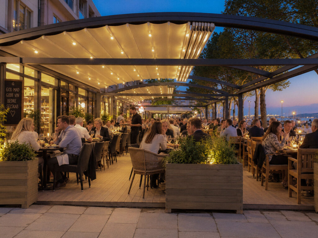 Mørk Luna-pergola med delvist åbent tag og mange restaurantgæster om aftenen.