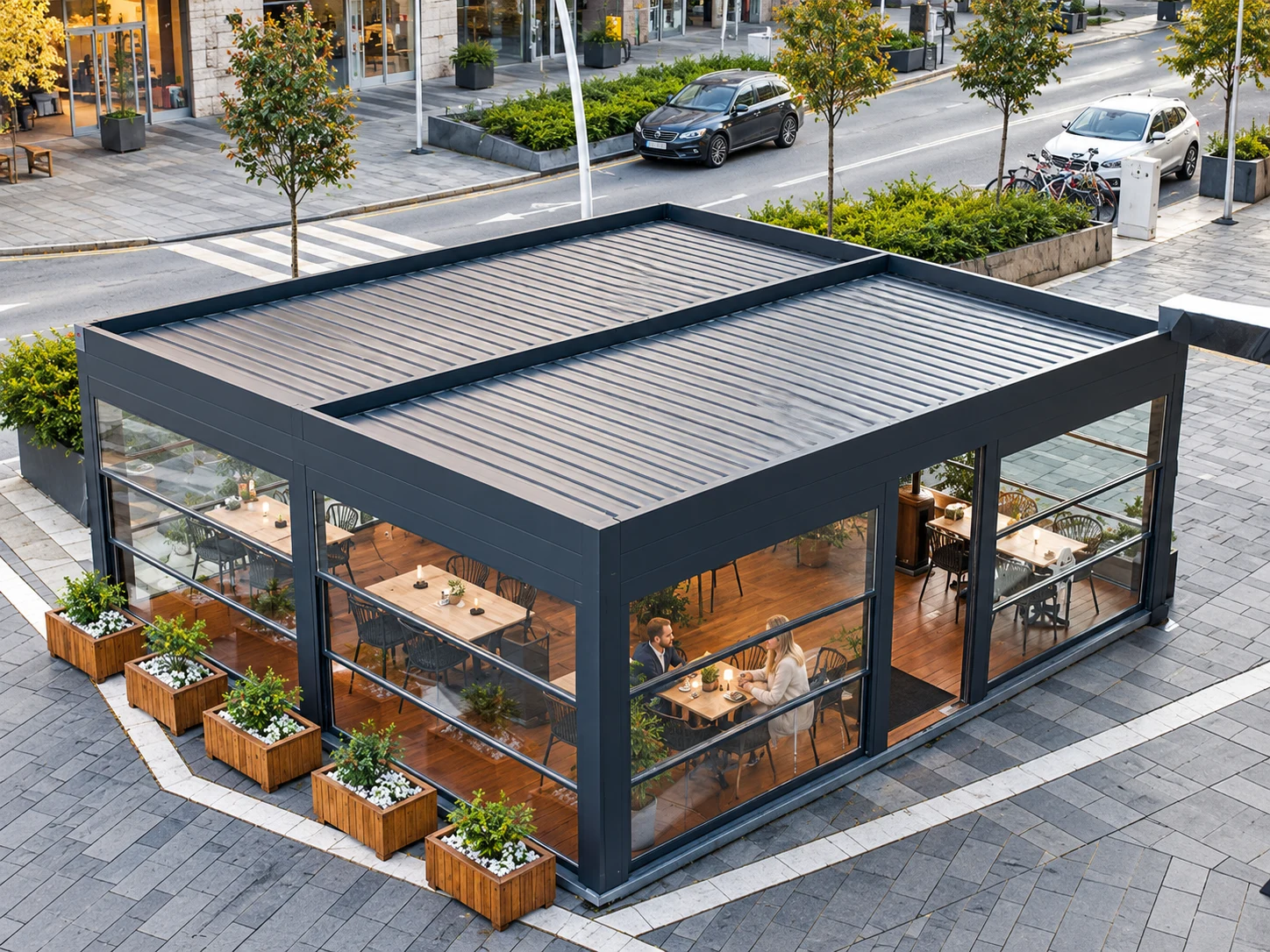 Glasafskærmet pergola med to tagfelter i et cafémiljø