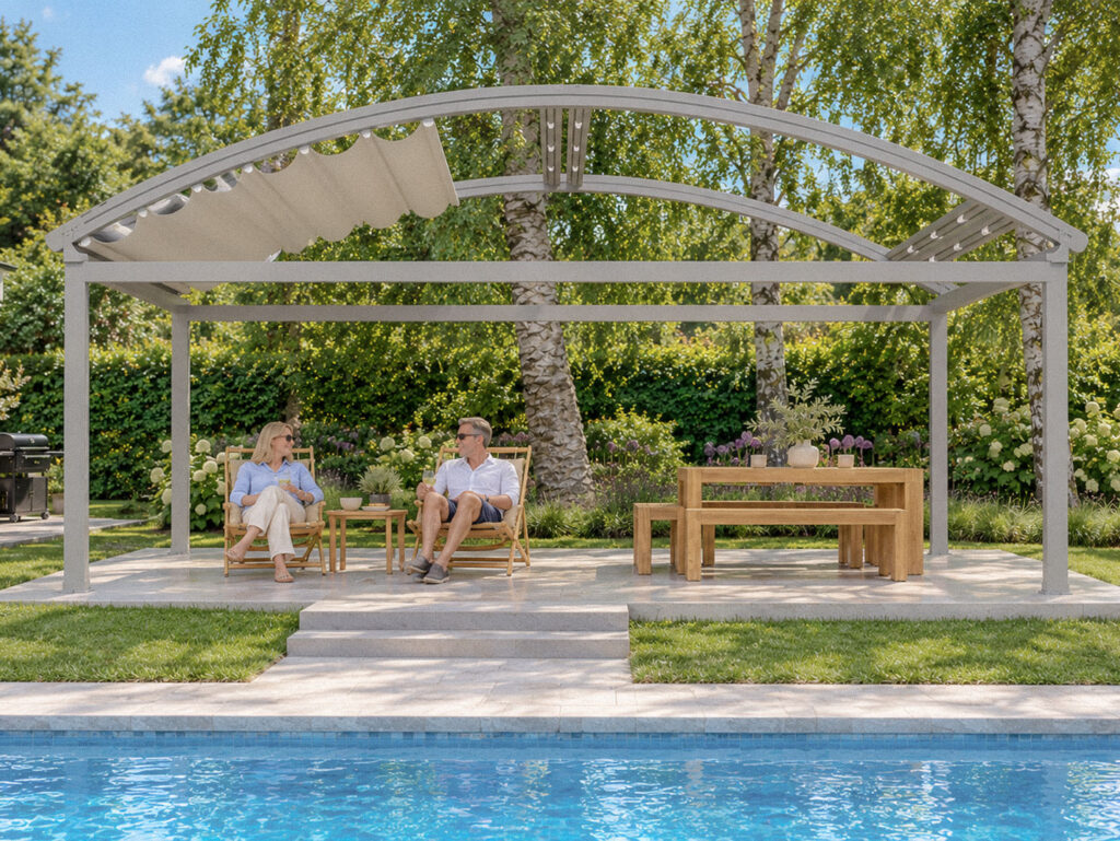 Fritstående Luna-pergola set lige forfra med buet, delvist åbent tag, et par i liggestole og spisebord på terrassen bag poolen.