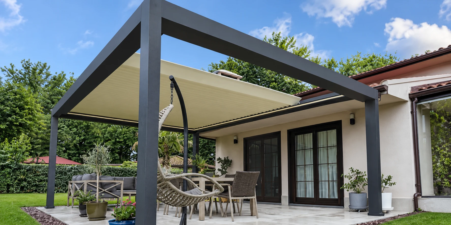 Fritstående pergola med tilbagetrukket tag ved husets terrasse